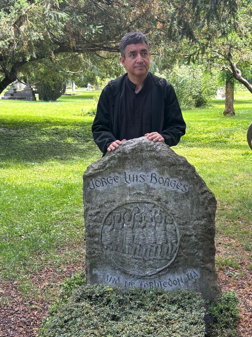 Francisco Rodríguez-Henríquez beside a Jorge Luis Borges memorial